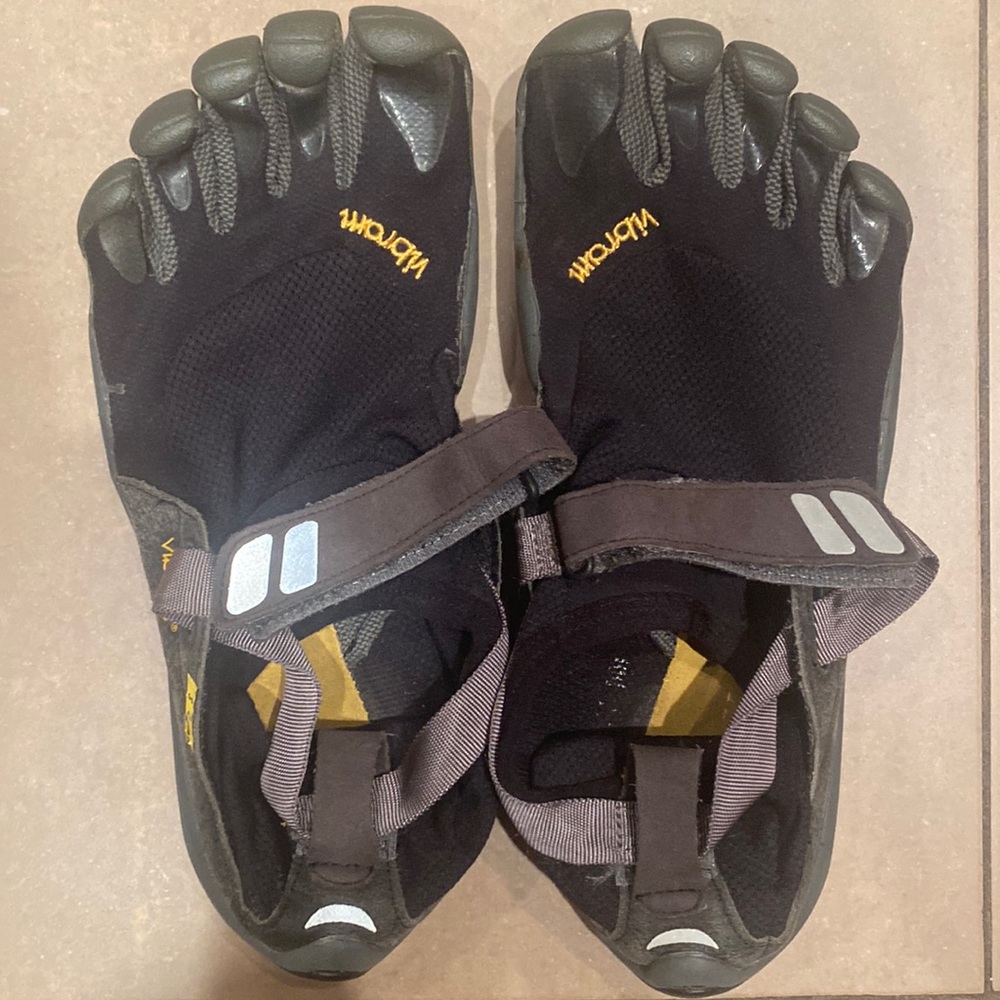 Vibram toe shoes - size 9/9.5